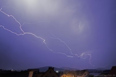 Langgezogener Wolkenblitz über dem Hessischen Kegelspiel. 02./03.08.2019