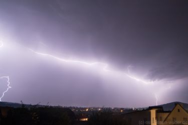 Wolken- und zwei Erdblitze über Eiterfeld. 02./03.08.2019
